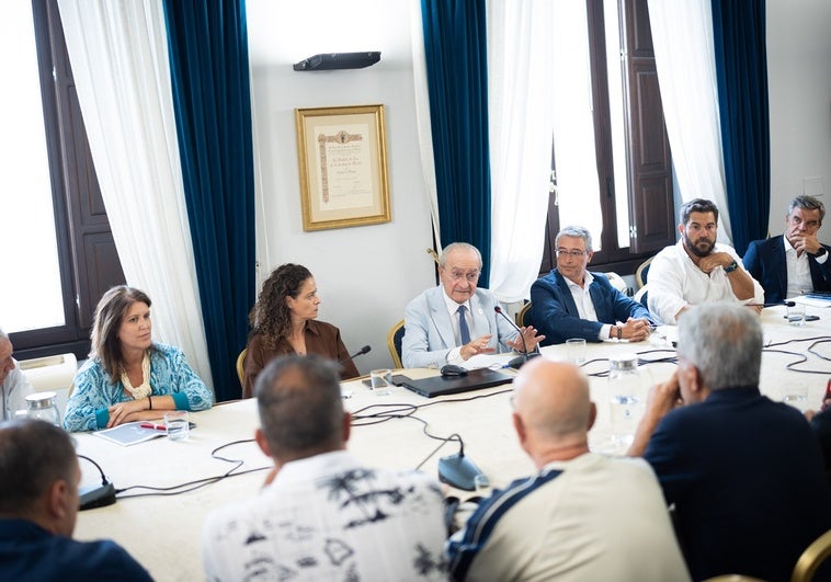 Las tres instituciones se reúnen con el Málaga y las peñas para evaluar la nueva ubicación de La Rosaleda